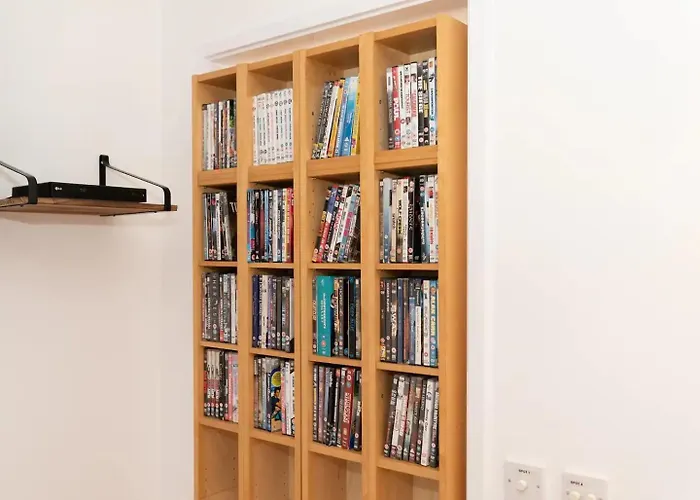 Sunny Maisonette With Views Over Canary Wharf, London