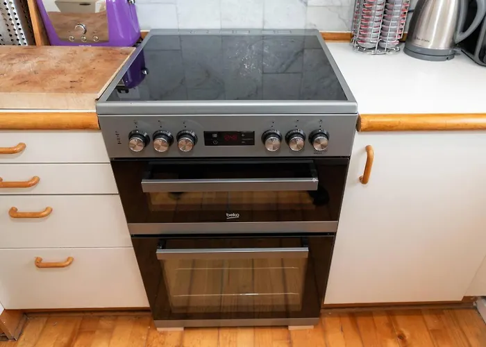 Sunny Maisonette With Views Over Canary Wharf, London