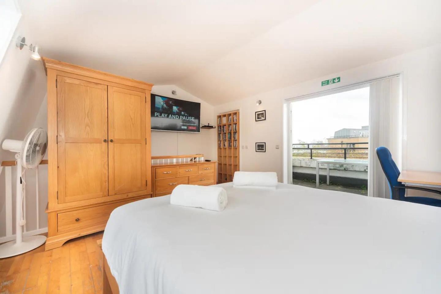 Апартаменты Sunny Maisonette With Views Over Canary Wharf,