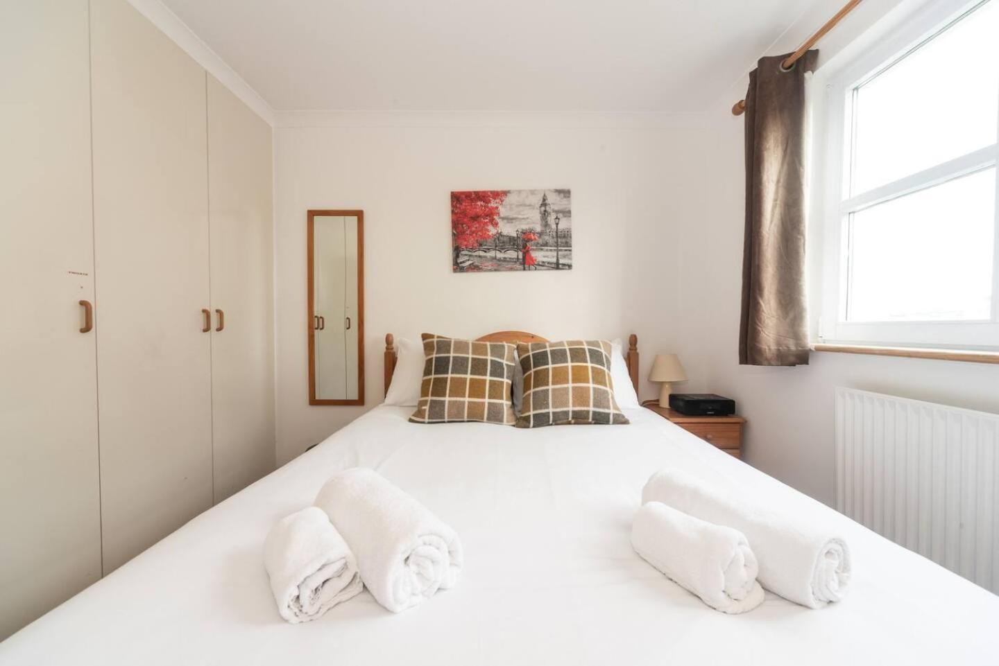 Sunny Maisonette With Views Over Canary Wharf, Лондон