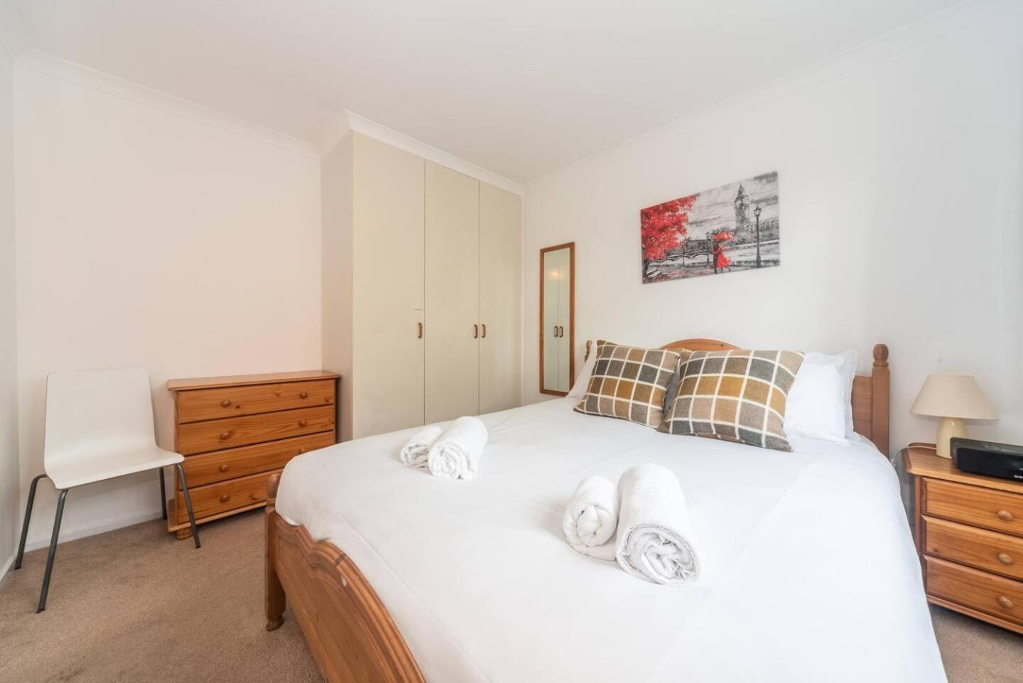 Sunny Maisonette With Views Over Canary Wharf, Апартаменты *