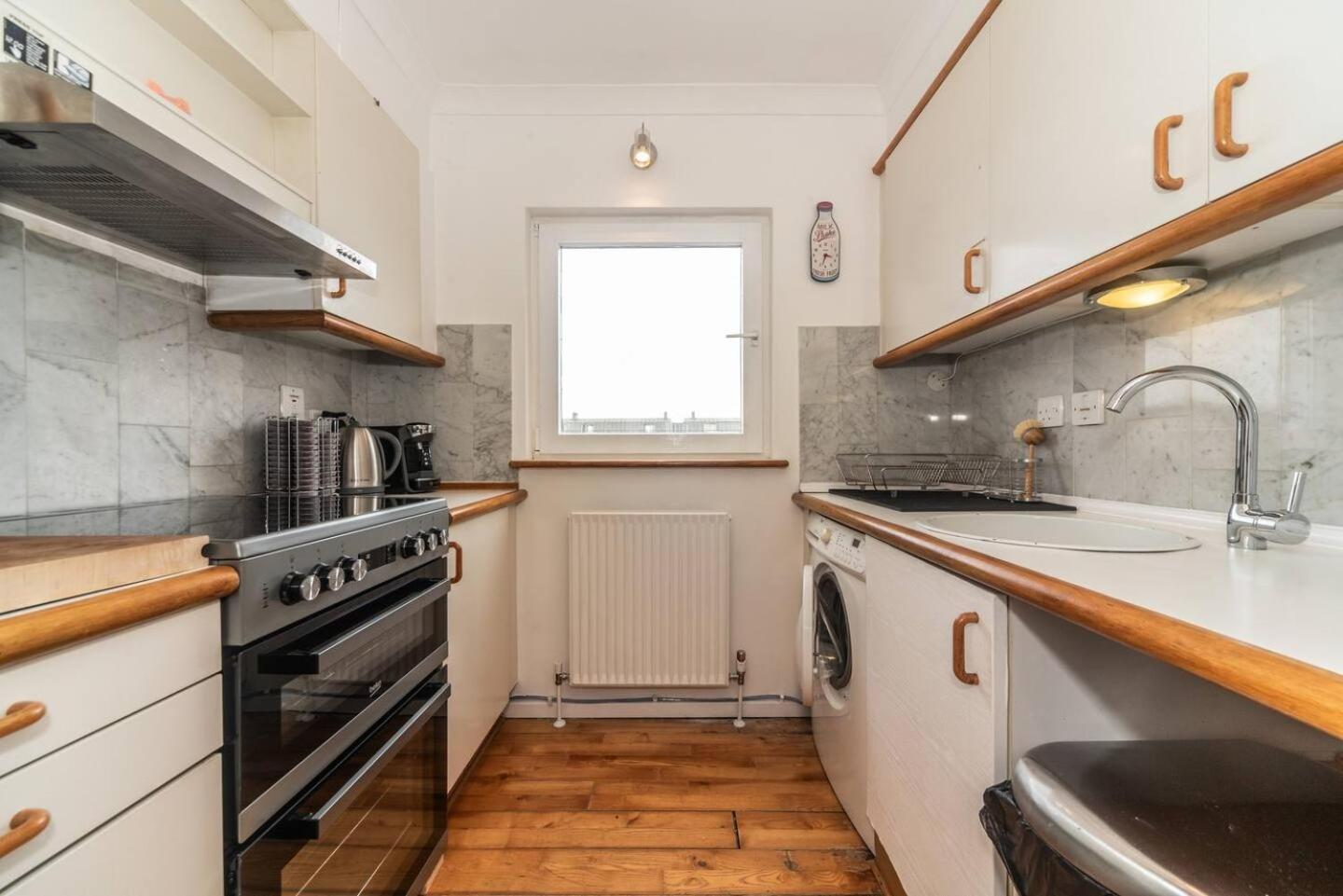 Sunny Maisonette With Views Over Canary Wharf, * Лондон