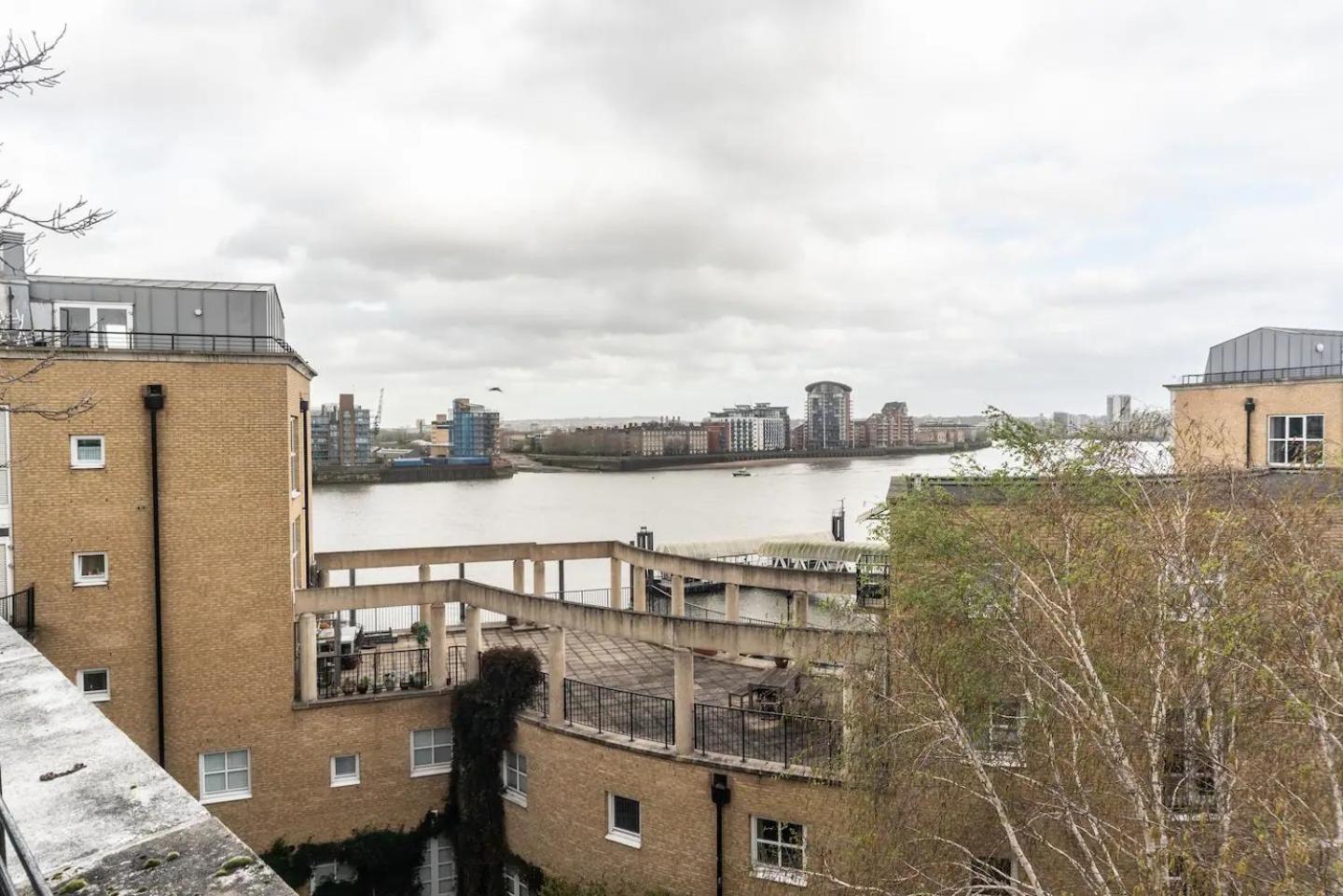 Sunny Maisonette With Views Over Canary Wharf, Апартаменты *