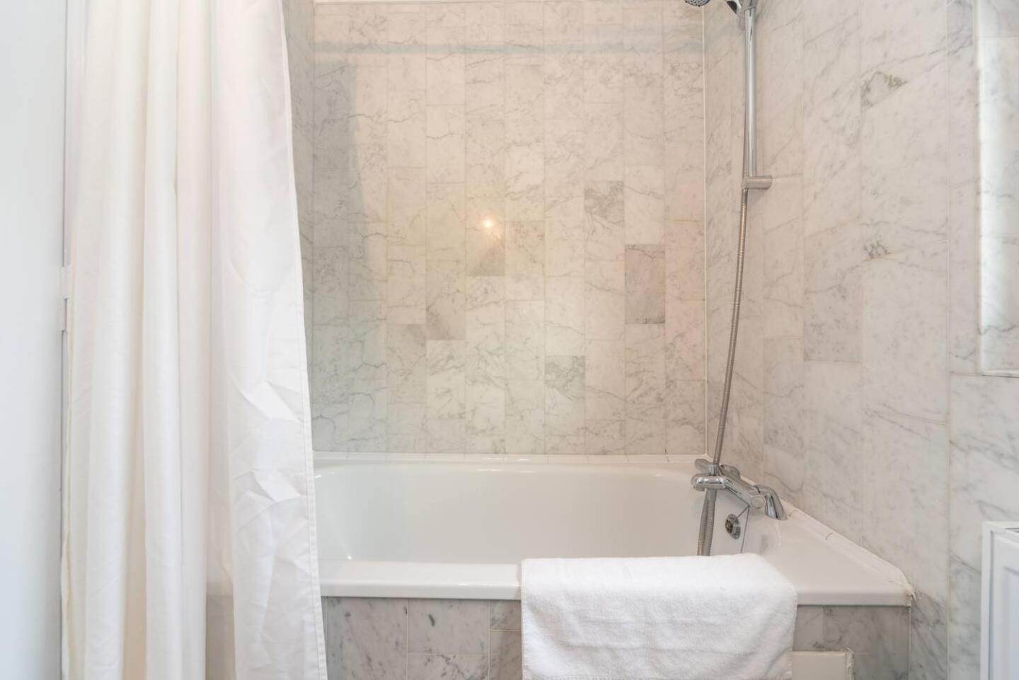 Апартаменты Sunny Maisonette With Views Over Canary Wharf, Лондон
