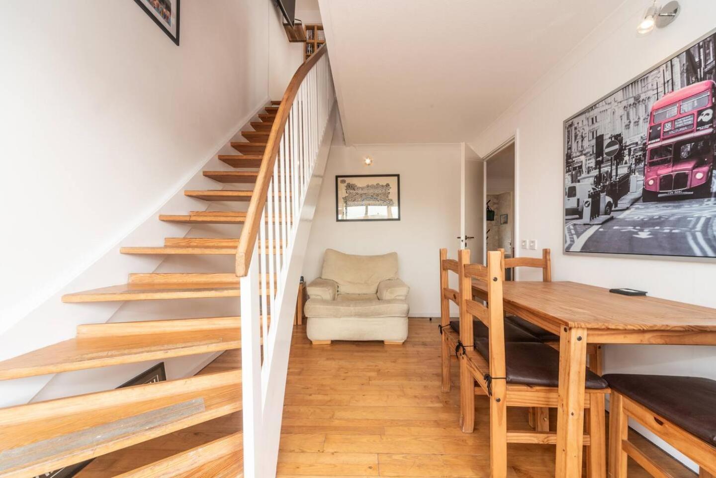 Sunny Maisonette With Views Over Canary Wharf, Лондон
