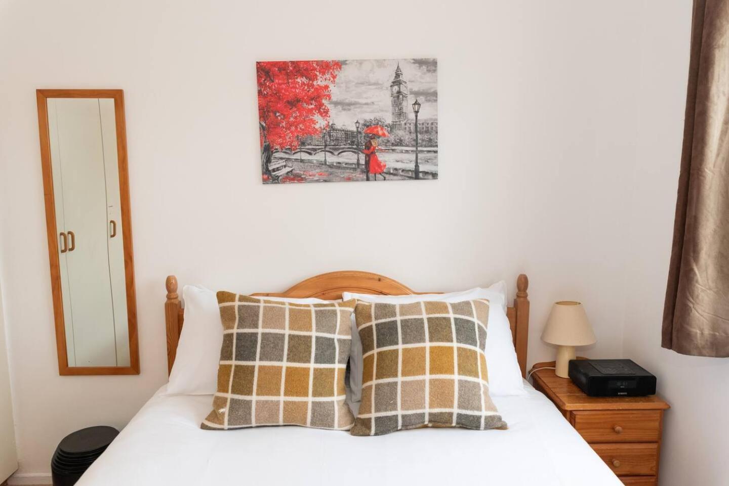 Апартаменты Sunny Maisonette With Views Over Canary Wharf, Лондон
