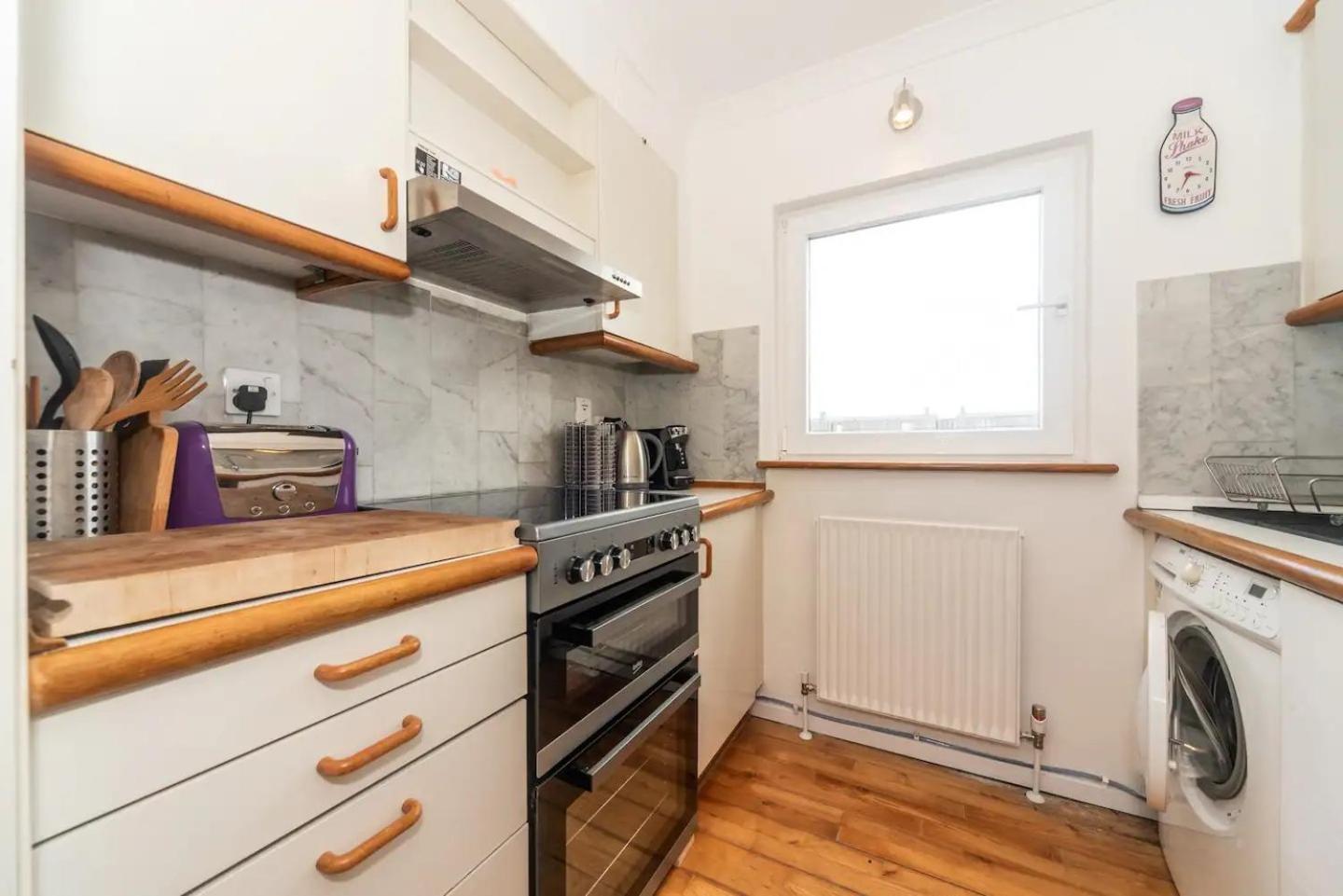 Апартаменты Sunny Maisonette With Views Over Canary Wharf,