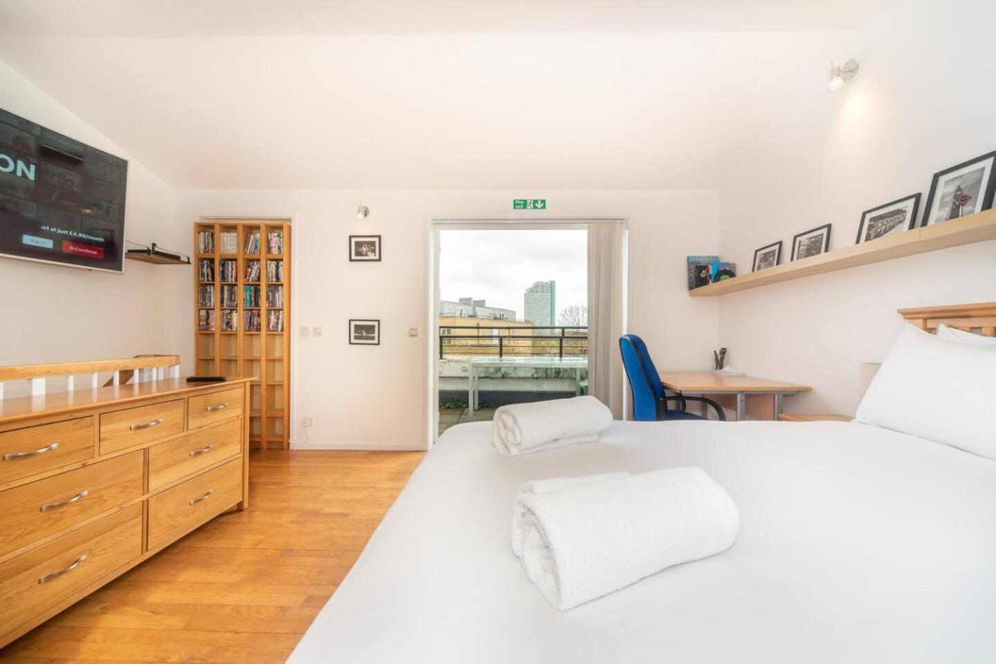 Апартаменты Sunny Maisonette With Views Over Canary Wharf, *