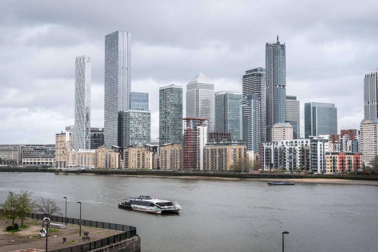 Апартаменты Sunny Maisonette With Views Over Canary Wharf,